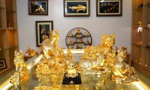 Gian nan nghề chế tác tượng mèo mạ vàng