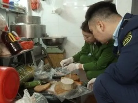 Hà Nội: Triệt phá cơ sở sản xuất và bán ra thị trường 300 tấn giò chả chứa hàn the